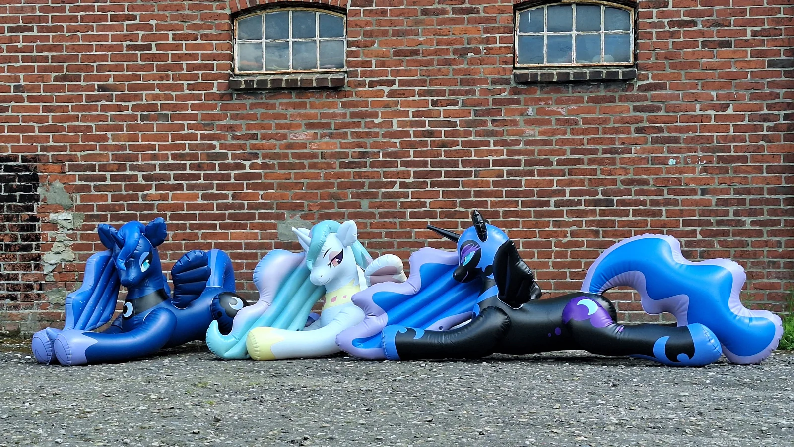 Worship the Moon - inflatable pony by Kilian - Image 3